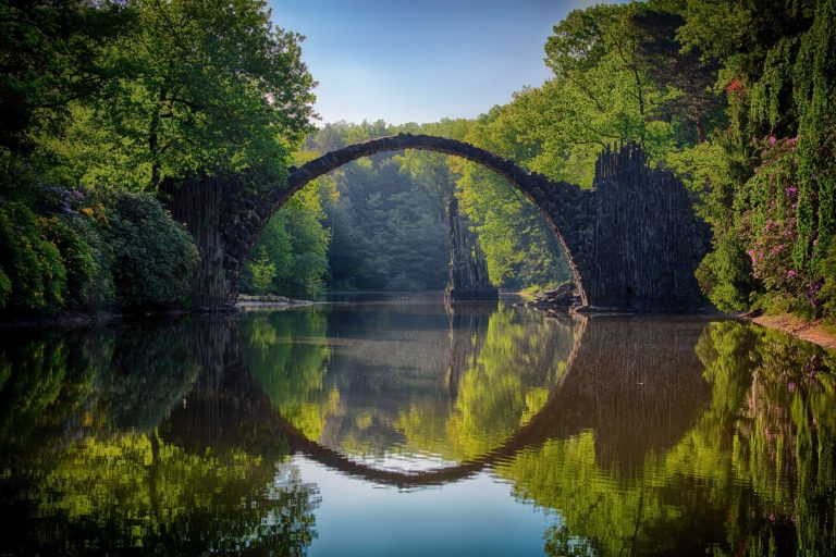 brug met boog doorkijk
